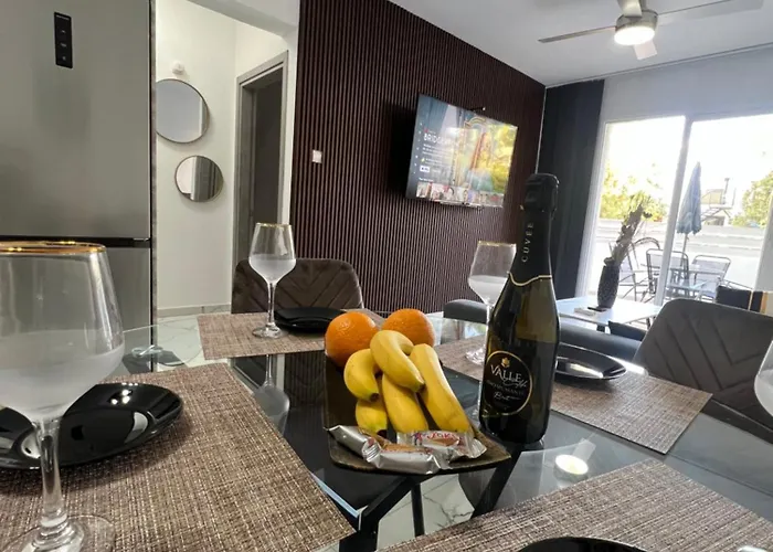 A5 Luxe Oasis Retreat - 3 Minute Drive To Beach